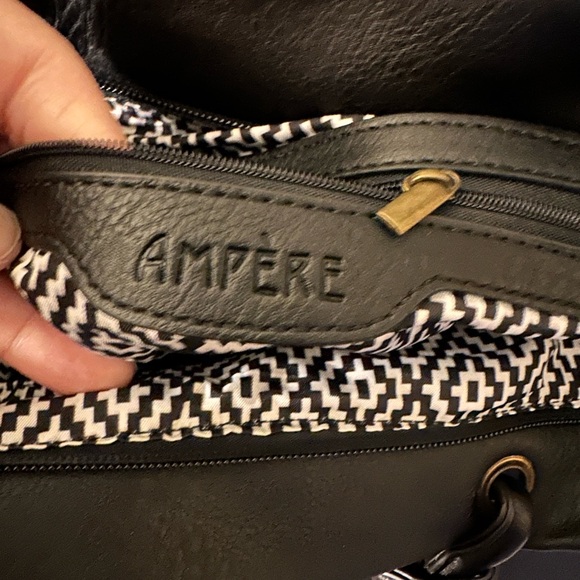 Chic Black Leather Tote Bag - Picture 3 of 9